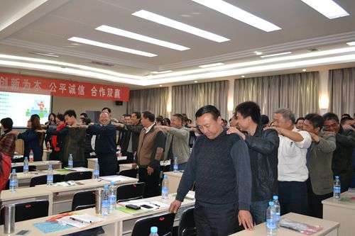 各地種子經(jīng)銷(xiāo)商來(lái)敦煌種業(yè)參觀(guān)考察