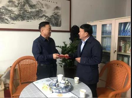 敦煌種業(yè)領(lǐng)導(dǎo)看望慰問公司老干部、老黨員及困難黨員職工