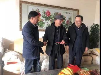 敦煌種業(yè)領(lǐng)導(dǎo)看望慰問公司老干部、老黨員及困難黨員職工