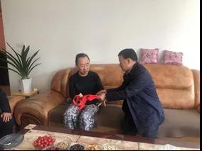 敦煌種業(yè)領(lǐng)導(dǎo)看望慰問公司老干部、老黨員及困難黨員職工