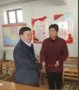 敦煌種業(yè)領(lǐng)導(dǎo)看望慰問公司老干部、老黨員及困難黨員職工