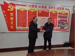 敦煌種業(yè)領(lǐng)導(dǎo)看望慰問公司老干部、老黨員及困難黨員職工